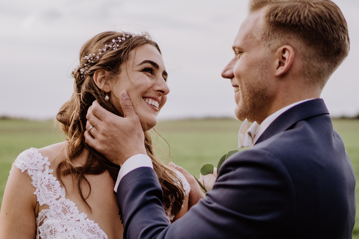 natürliche Hochzeitsportraits Brautpaar - Scheunenhochzeit in Brandenburg im Gutshaus Penzlin Hochzeitsfotograf Berlin © www.hochzeitslicht.de