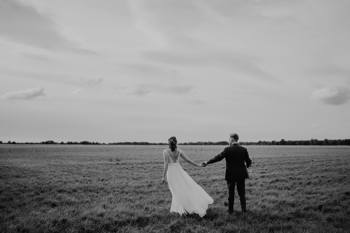 romantisches Paarfotoshooting Landhochzeit Feld - Scheunenhochzeit in Brandenburg im Gutshaus Penzlin Hochzeitsfotograf Berlin © www.hochzeitslicht.de