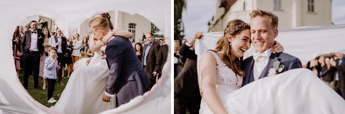 Hochzeitsfoto Herz aus Bettlaken schneiden Hochzeitsbrauch - Scheunenhochzeit in Brandenburg im Gutshaus Penzlin Hochzeitsfotograf Berlin © www.hochzeitslicht.de