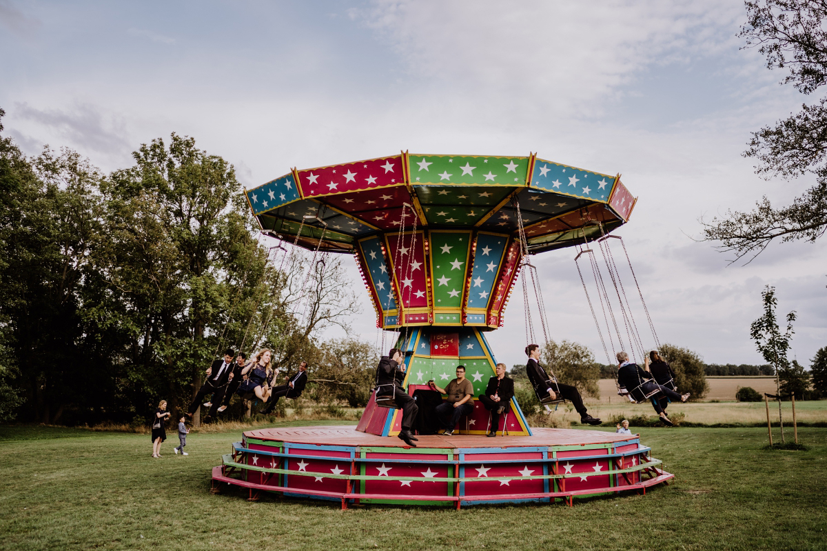 Idee Unterhaltung Gäste Karussell Hochzeit - Scheunenhochzeit in Brandenburg im Gutshaus Penzlin Hochzeitsfotograf Berlin © www.hochzeitslicht.de