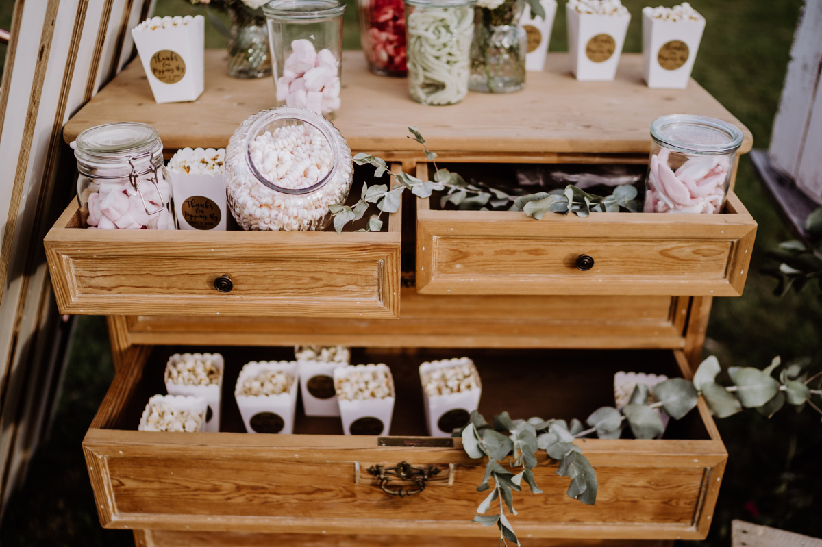 Hochzeitsfoto Candybar Hochzeit Popcorn - Scheunenhochzeit in Brandenburg im Gutshaus Penzlin Hochzeitsfotograf Berlin © www.hochzeitslicht.de