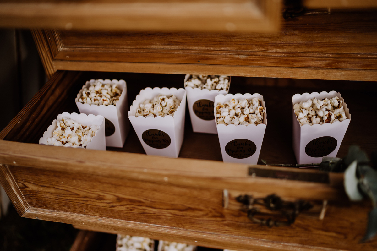 Idee Snack Hochzeit Popcorn - Scheunenhochzeit in Brandenburg im Gutshaus Penzlin Hochzeitsfotograf Berlin © www.hochzeitslicht.de