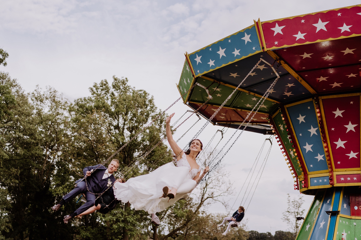 Hochzeitsfoto Braut und Bräutigam Karussell Vintagehochzeit - Scheunenhochzeit in Brandenburg im Gutshaus Penzlin Hochzeitsfotograf Berlin © www.hochzeitslicht.de