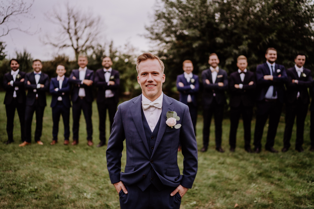 Idee Gruppenfoto Bräutigam mit männlichen Gästen - Scheunenhochzeit in Brandenburg im Gutshaus Penzlin Hochzeitsfotograf Berlin © www.hochzeitslicht.de