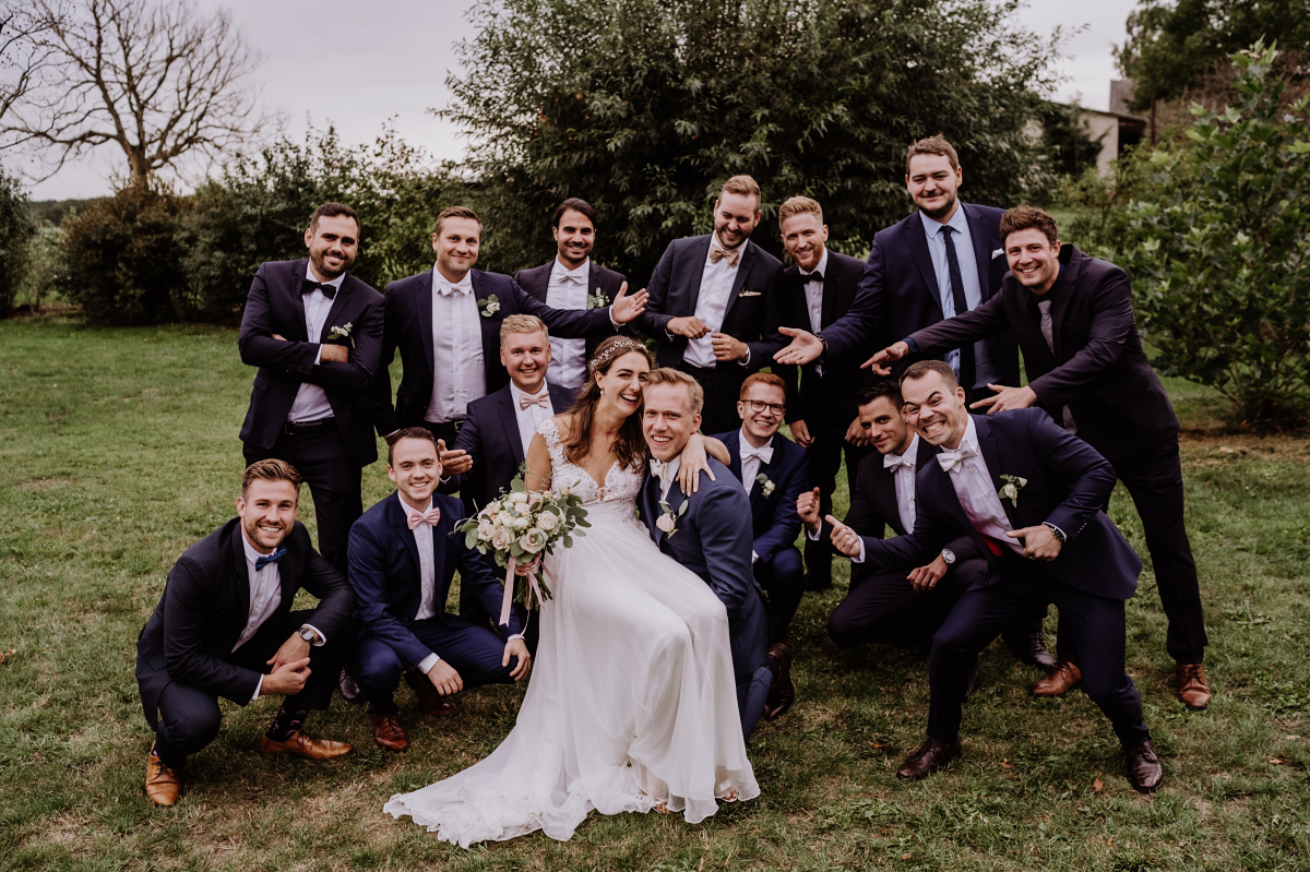 Gruppenfoto Brautpaar mit Männern Gartenhochzeit - Scheunenhochzeit in Brandenburg im Gutshaus Penzlin Hochzeitsfotograf Berlin © www.hochzeitslicht.de