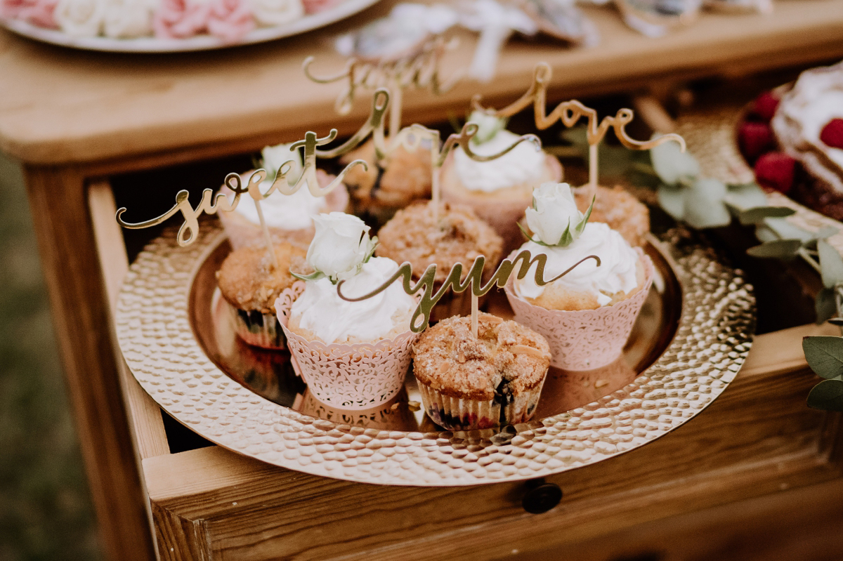 Hochzeitsfoto Cupcakes Hochzeit Vintage - Scheunenhochzeit in Brandenburg im Gutshaus Penzlin Hochzeitsfotograf Berlin © www.hochzeitslicht.de