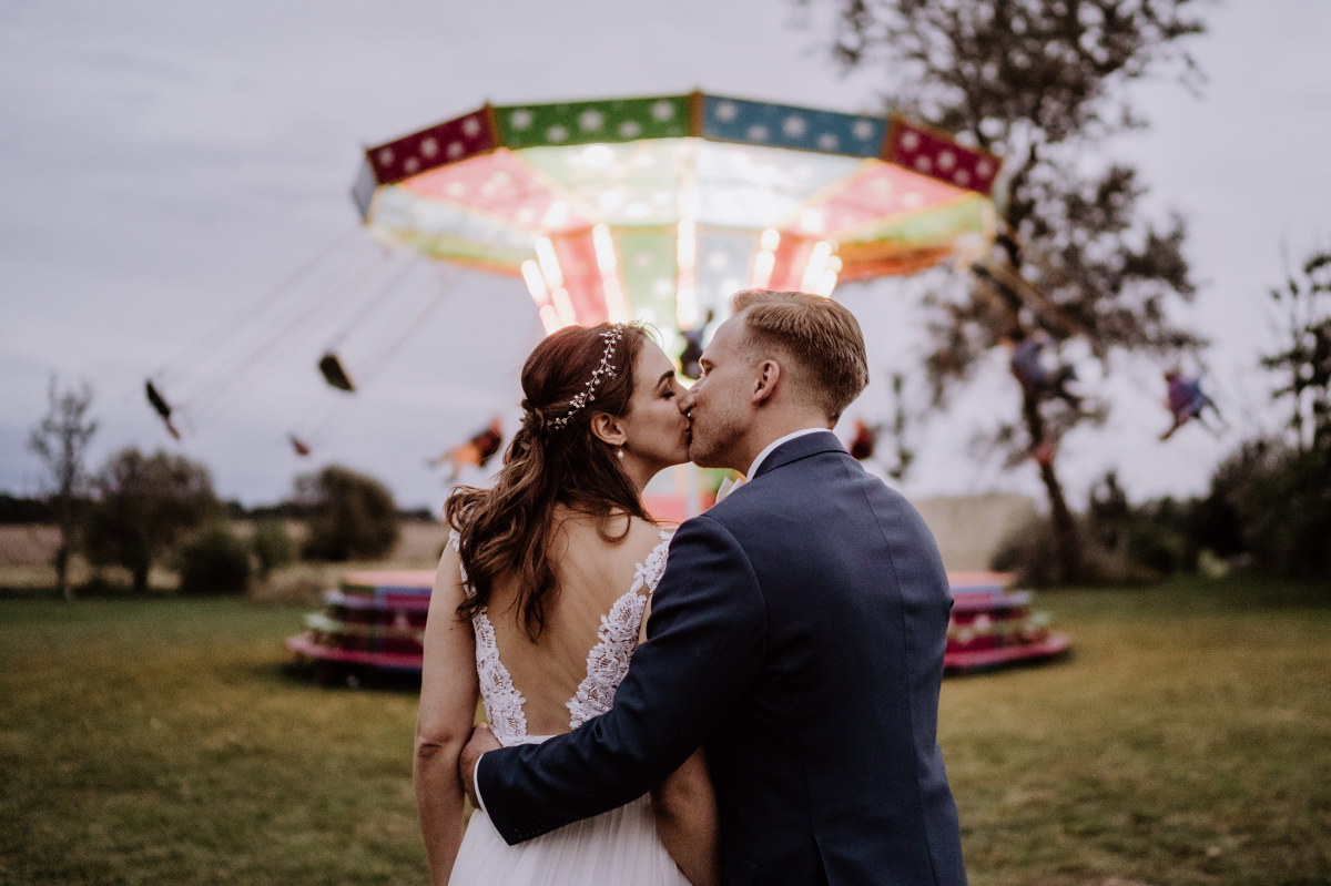 Hochzeitsfoto Brautpaar Karussell Vintagehochzeit außergewöhnlich - Scheunenhochzeit in Brandenburg im Gutshaus Penzlin Hochzeitsfotograf Berlin © www.hochzeitslicht.de