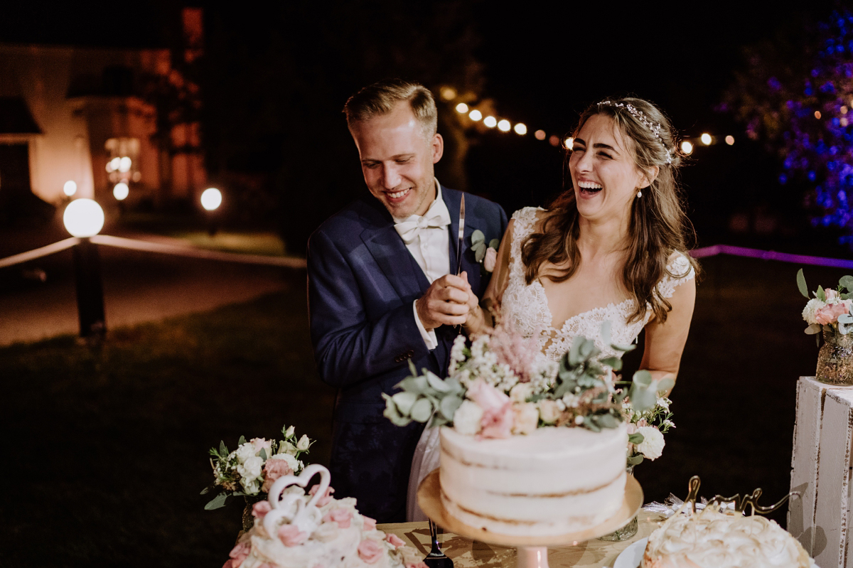 Hochzeitsfoto Anschneiden Hochzeitstorte ungestellt - Scheunenhochzeit in Brandenburg im Gutshaus Penzlin Hochzeitsfotograf Berlin © www.hochzeitslicht.de