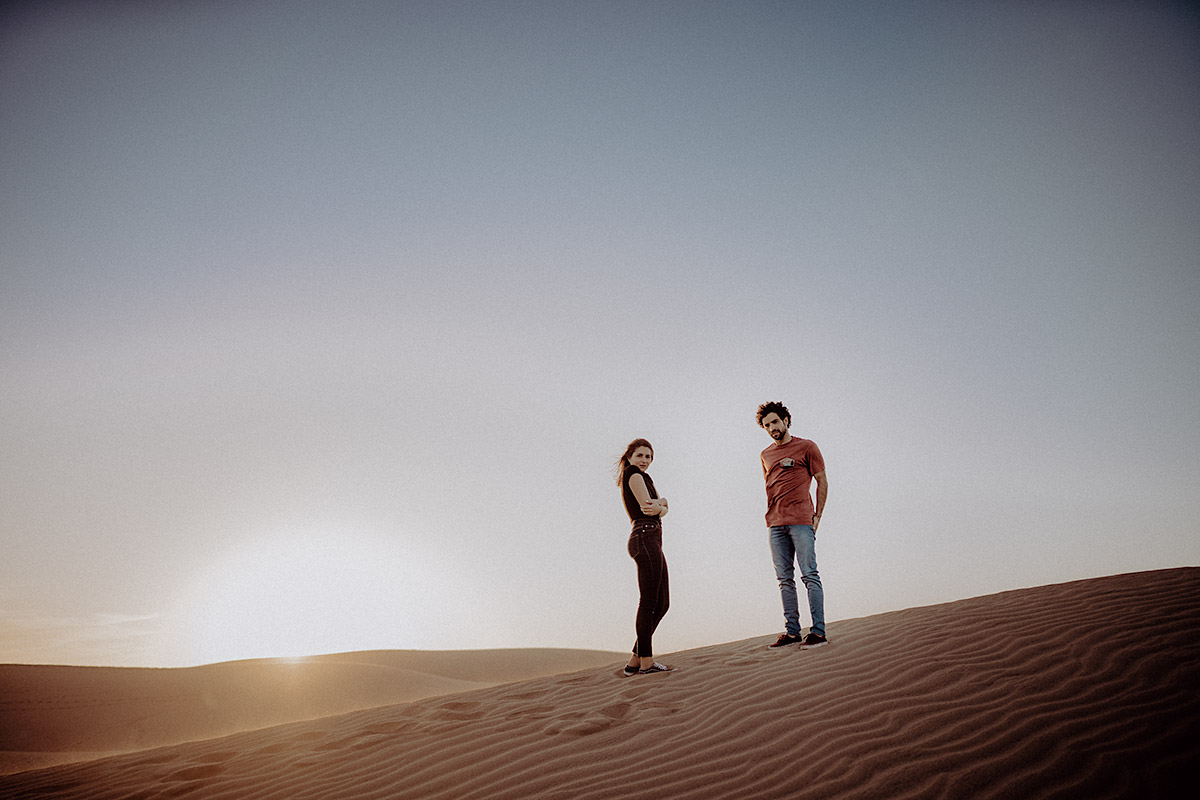 beach engagement shoot at sunset in the dunes with couple in Gran Canaria