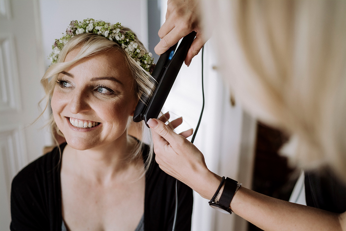 Hochzeitsfotografie Styling Braut Sommerhochzeit - urbane Hochzeitsfotos im Restaurant Sonnendeck Hochzeitslocation am Wasser Hochzeitsfotograf Berlin © www.hochzeitslicht.de