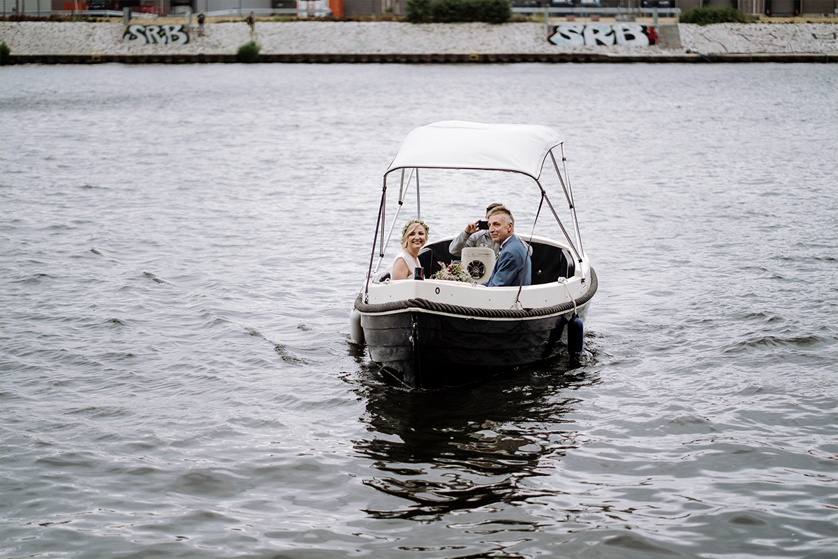 freie Trauung am Wasser Berlin Boot - urbane Hochzeitsfotos im Restaurant Sonnendeck Hochzeitslocation am Wasser Hochzeitsfotograf Berlin © www.hochzeitslicht.de