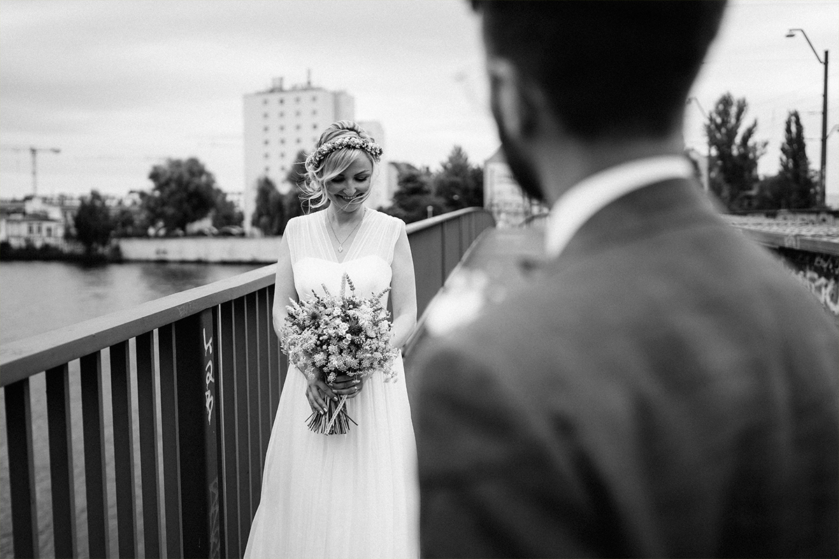 Hochzeitspaar Foto am Wasser urban auf Brücke - urbane Hochzeitsfotos im Restaurant Sonnendeck Hochzeitslocation am Wasser Hochzeitsfotograf Berlin © www.hochzeitslicht.de