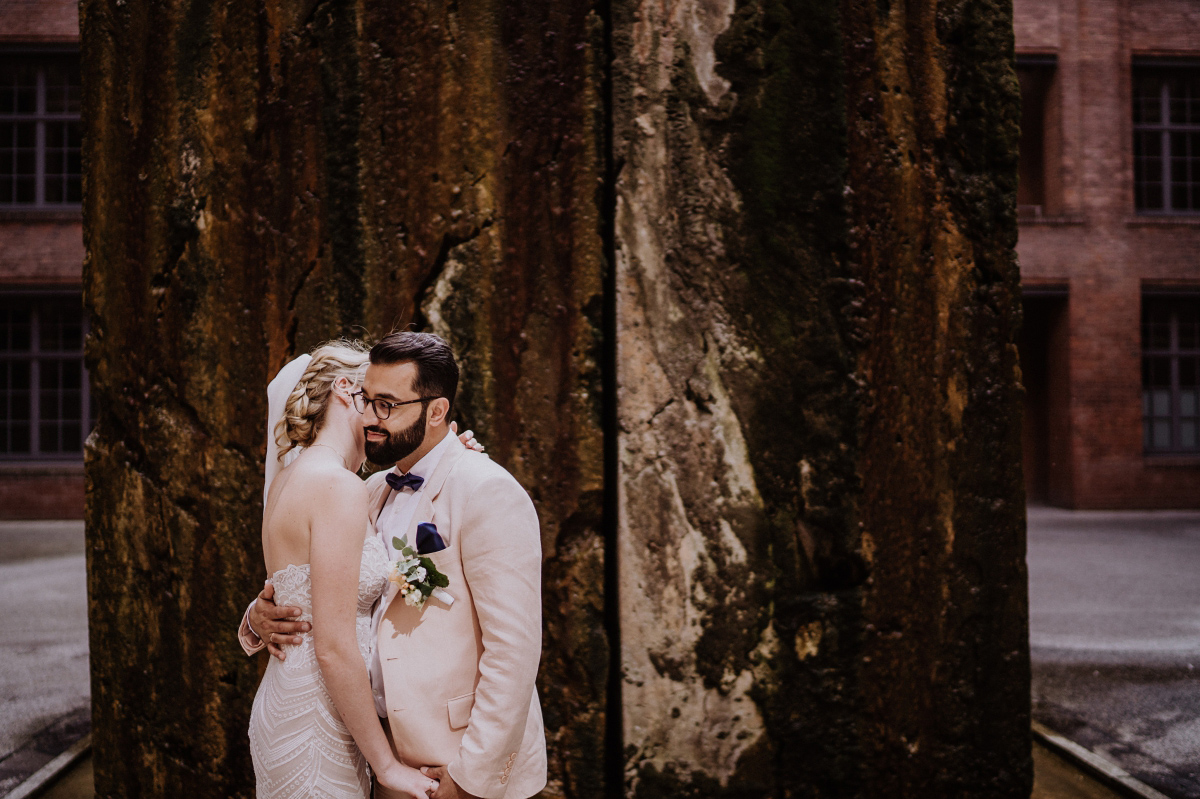 Fotoshooting Hochzeit Hinterhof Fabrik Berlin - Persische Boho-Chic Hochzeit in der Malzfabrik Berlin von Hochzeitsfotografin aus Berlin Friedrichshain © www.hochzeitslicht.de #hochzeitslicht