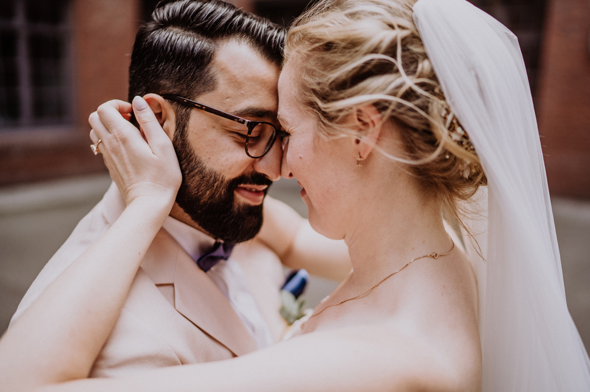 Paarfoto Hochzeit nah - Persische Boho-Chic Hochzeit in der Malzfabrik Berlin von Hochzeitsfotografin aus Berlin Friedrichshain © www.hochzeitslicht.de #hochzeitslicht