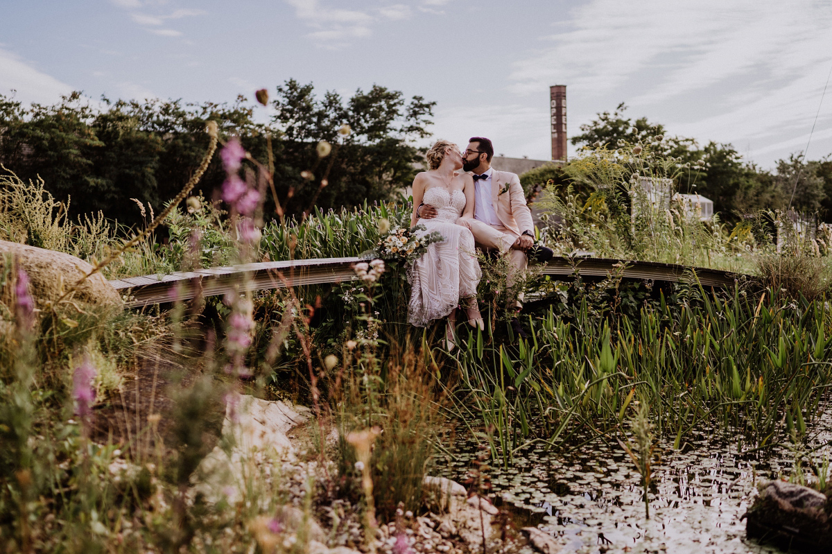 Hochzeitsfotograf Berlin Fotoshooting Brautpaar am Wasser in der Natur - Persische Boho-Chic Hochzeit in der Malzfabrik Berlin von Hochzeitsfotografin aus Berlin Friedrichshain © www.hochzeitslicht.de #hochzeitslicht