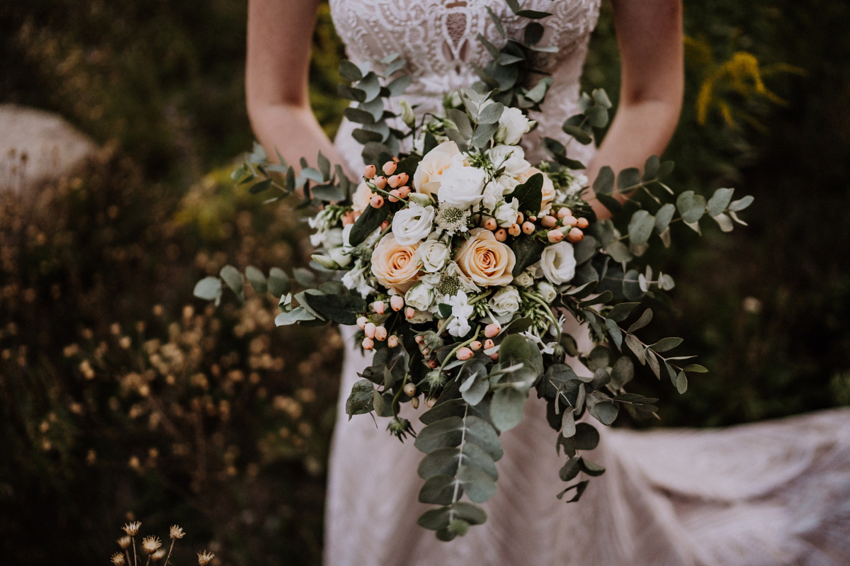 moderner lockerer Braustrauß Bohohochzeit lachsfarbene Rosen, weiße Rosen, Eukalyptus - Persische Boho-Chic Hochzeit in der Malzfabrik Berlin von Hochzeitsfotografin aus Berlin Friedrichshain © www.hochzeitslicht.de #hochzeitslicht