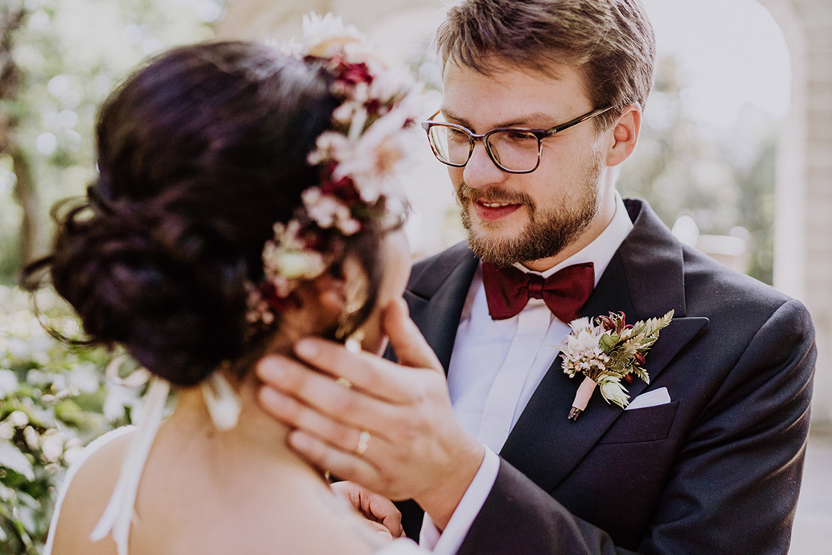 natürliche Portraitfotos Bräutigam Hochzeit - Standesamt Berlin Pankow Hochzeitsfotografin auf urbane DIY Gartenhochzeit in Berlin Friedrichshain #hochzeitslicht © www.hochzeitslicht.de