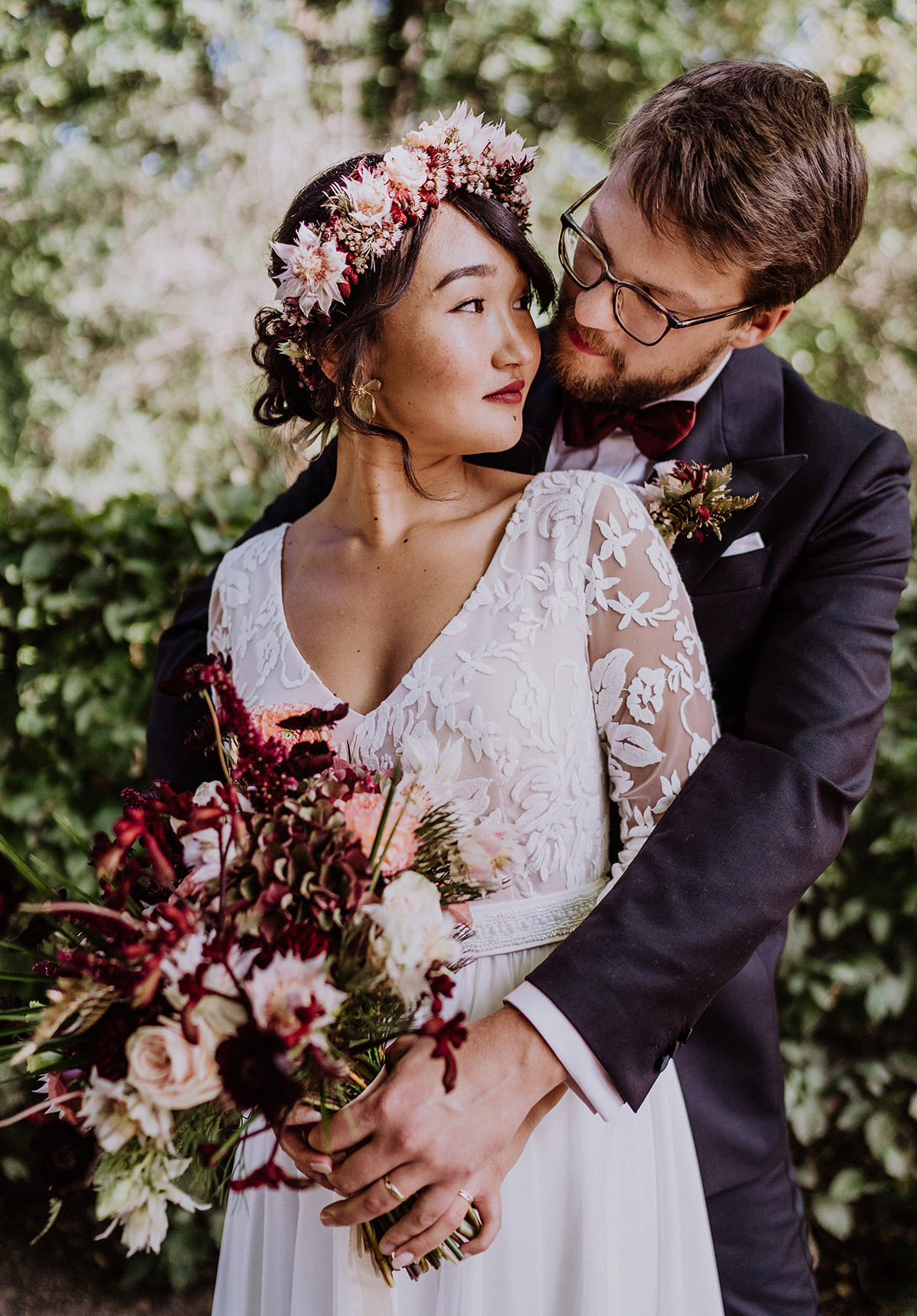 Foto Idee Hochzeit Braut vor Bräutigam Umarmung; Brautstrauß Herbsthochzeit dunkelrot Schokoladenblumen Farn; Frisur Braut boho Blumenkranz; Fotoshooting in Park - Standesamt Berlin Pankow Hochzeitsfotografin auf urbane DIY Gartenhochzeit in Berlin Friedrichshain #hochzeitslicht © www.hochzeitslicht.de