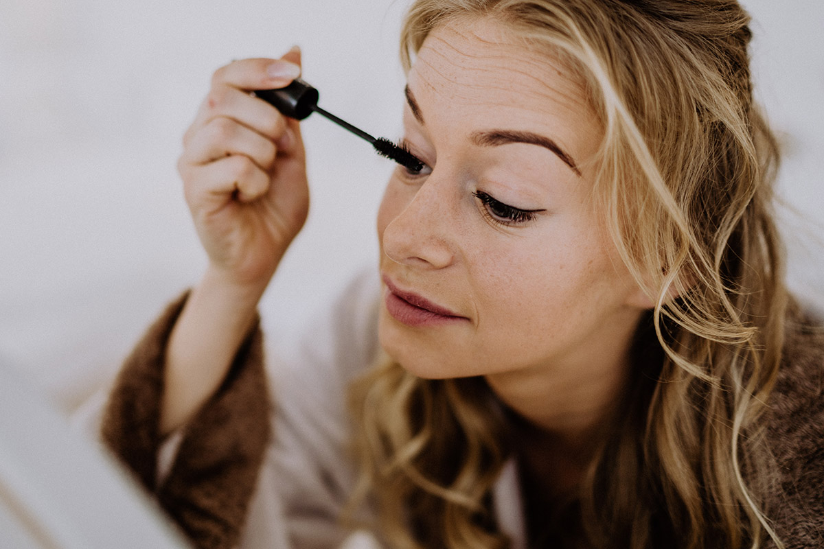 Hochzeitsfoto DIY Brautmakeup - Winterhochzeit von Hochzeitsfotograf Brandenburg - standesamtlich im Hotel zur Bleiche heiraten © www.hochzeitslicht.de #hochzeitslicht