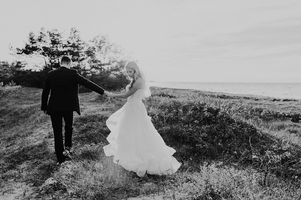 Idee Fotoshooting am Strand Dünen Ostseehochzeit - standesamtliche Strandhochzeit - Hochzeitsfotografin an der Ostsee © www.hochzeitslicht.de #hochzeitslicht