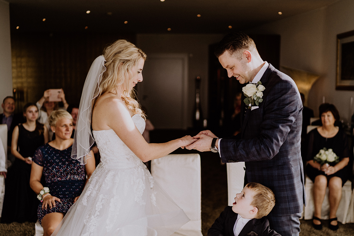 Foto Hochzeit Ringtausch Standesamt - standesamtliche Strandhochzeit - Hochzeitsfotografin an der Ostsee © www.hochzeitslicht.de #hochzeitslicht Foto Hochzeit Ringtausch Standesamt - standesamtliche Strandhochzeit - Hochzeitsfotografin an der Ostsee © www.hochzeitslicht.de #hochzeitslicht