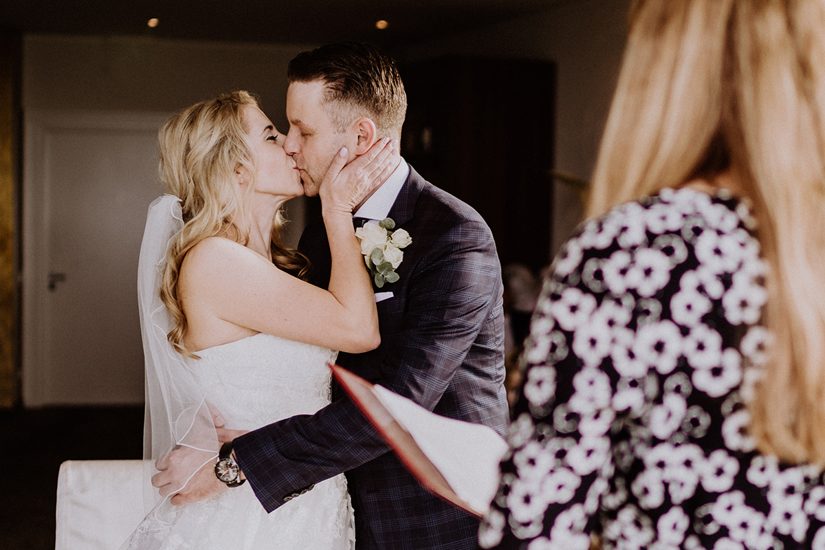 Hochzeitsfotografie Kuss Ja-Wort Brautpaar Standesamt - standesamtliche Strandhochzeit - Hochzeitsfotografin an der Ostsee © www.hochzeitslicht.de #hochzeitslicht Hochzeitsfotografie Kuss Ja-Wort Brautpaar Standesamt - standesamtliche Strandhochzeit - Hochzeitsfotografin an der Ostsee © www.hochzeitslicht.de #hochzeitslicht