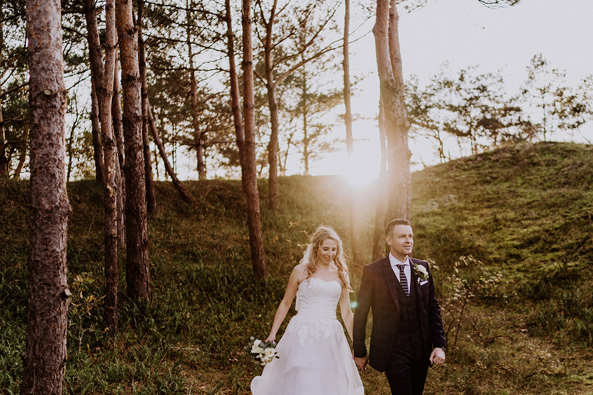 Fotoshooting im Wald bei Sonnenuntergang Hochzeitspaar - standesamtliche Strandhochzeit - Hochzeitsfotografin an der Ostsee © www.hochzeitslicht.de #hochzeitslicht Fotoshooting im Wald bei Sonnenuntergang Hochzeitspaar - standesamtliche Strandhochzeit - Hochzeitsfotografin an der Ostsee © www.hochzeitslicht.de #hochzeitslicht