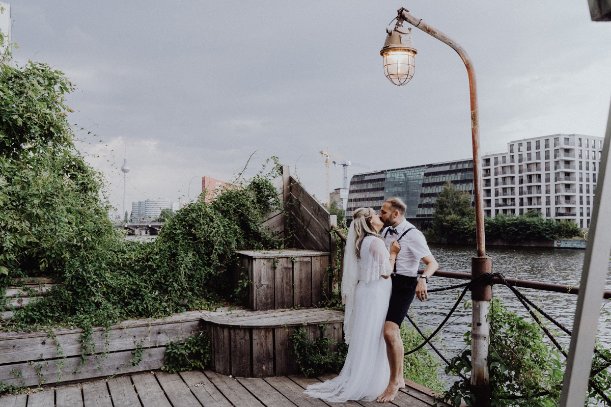 Brautpaarfotos am Wasser Berlin - Hochzeitsfotograf in Hochzeitslocation mit Strand an der Spree im Sage Restaurant Berlin © www.hochzeitslicht.de #hochzeitslicht