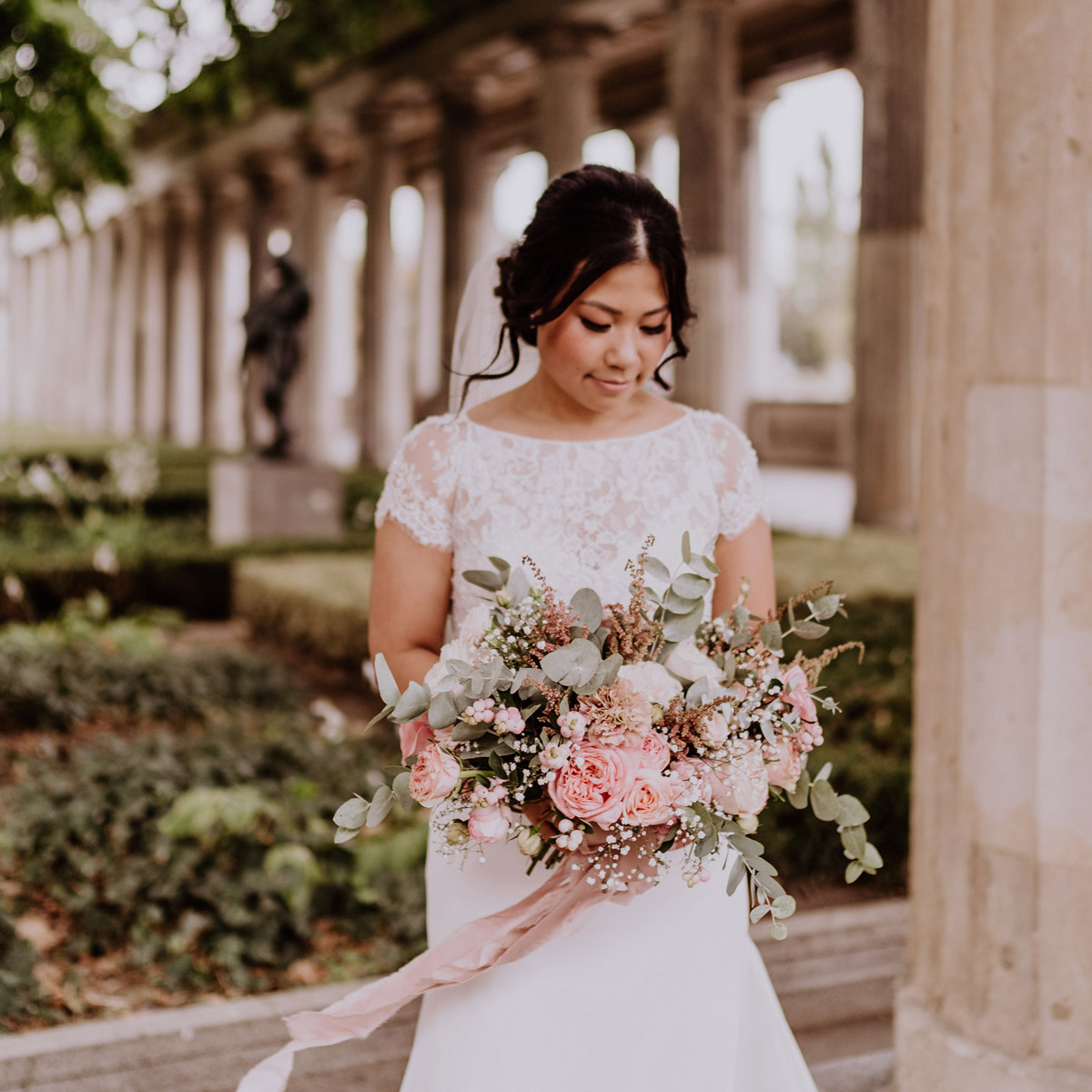 Brautstrauß vintage Hochzeitsblumen rosa Rosen und Eukalyptus für Standesamt oder freie Trauung - Hochzeitslocation Berlin Mitte Haus Ungarn - standesamtlich elegant heiraten in Berlin Tempelhof-Schöneberg - Hochzeitsbilder von vintage Hochzeitsfotografin Berlin © www.hochzeitslicht.de #hochzeitslicht