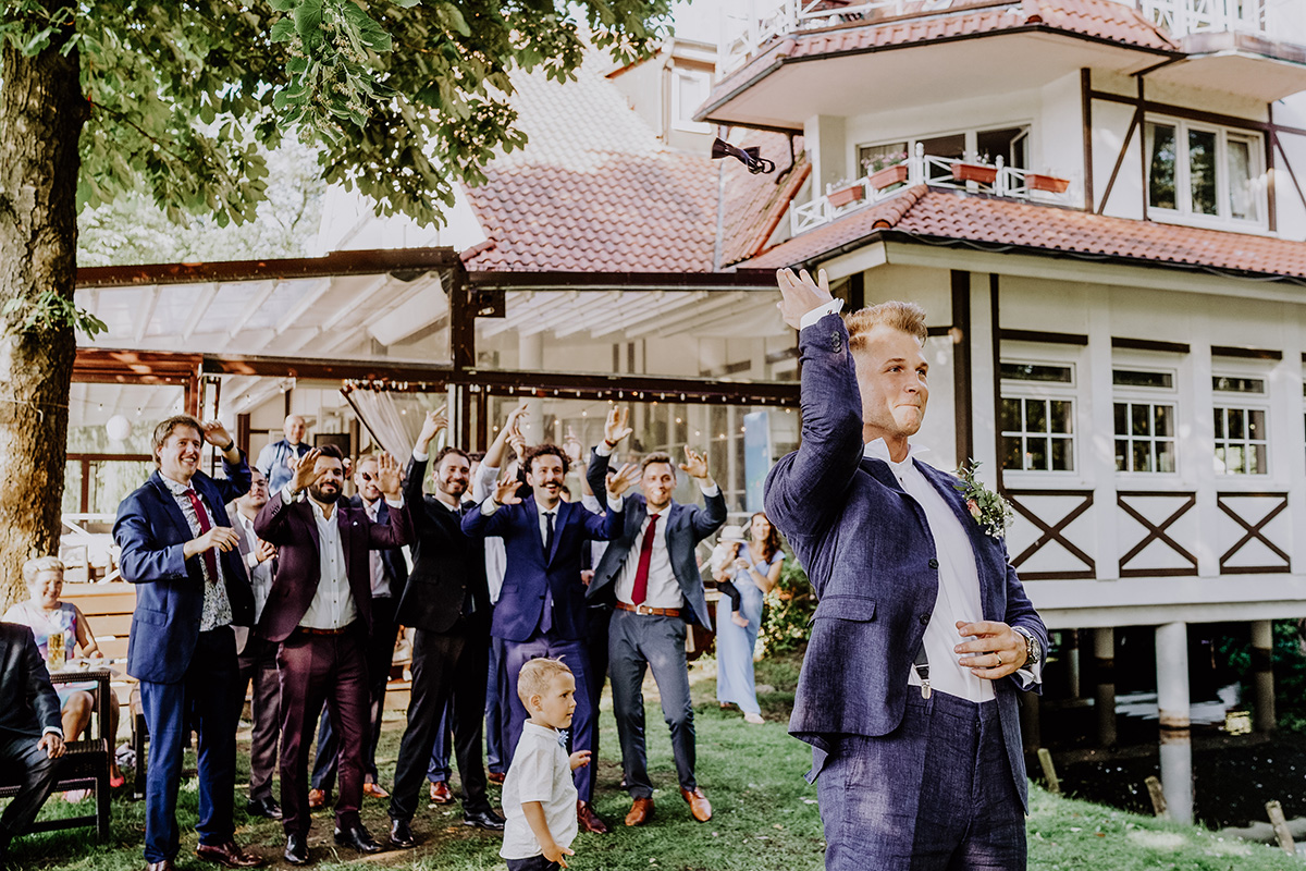 Hochzeitsfoto Seehochzeit Seelodge Kremmen Bräutigam beim Werfen von Fliege - Standesamt Hochzeit am Wasser in Seelodge von Hochzeitsfotograf Brandenburg © www.hochzeitslicht.de #hochzeitslicht