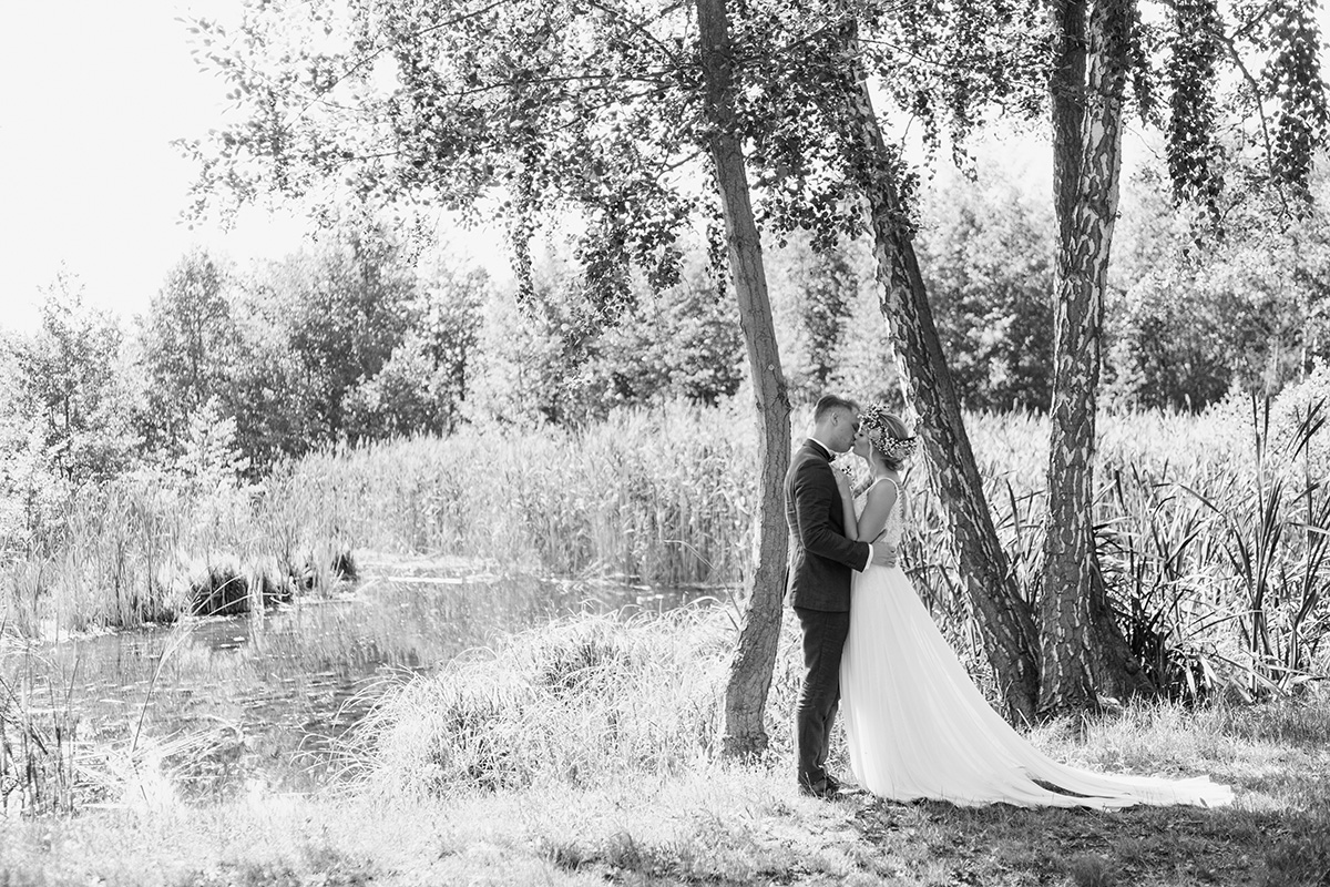 Idee Posing Brautpaar Hochzeitsfotoshooting am See Boho Hochzeit Seelodge Kremmen - Standesamt Hochzeit am Wasser in Seelodge von Hochzeitsfotograf Brandenburg © www.hochzeitslicht.de #hochzeitslicht