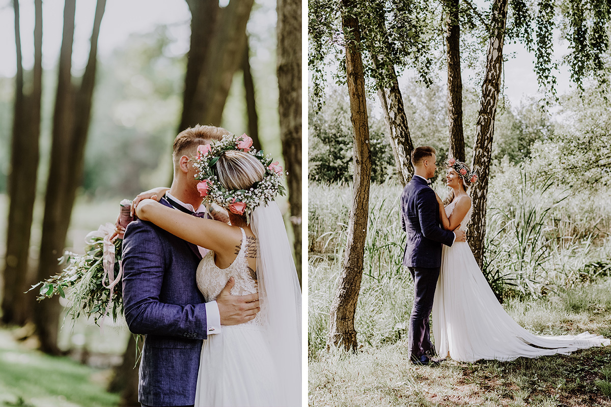 Ideen Posen Hochzeitsfotos Brautpaar Boho Hochzeitskleid aus Spitze und Tüll mit Schleppe für Braut mit Tattoos und Bräutigam in blauem Hochzeitsanzug aus Leinen - Standesamt Hochzeit am Wasser in Seelodge von Hochzeitsfotograf Brandenburg © www.hochzeitslicht.de #hochzeitslicht