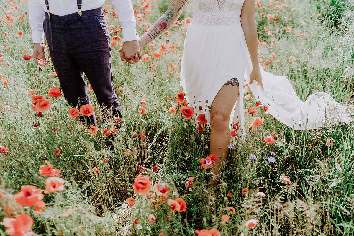 Idee Paarfoto Hochzeit modern auf Feld - Standesamt Hochzeit am Wasser in Seelodge von Hochzeitsfotograf Brandenburg © www.hochzeitslicht.de #hochzeitslicht