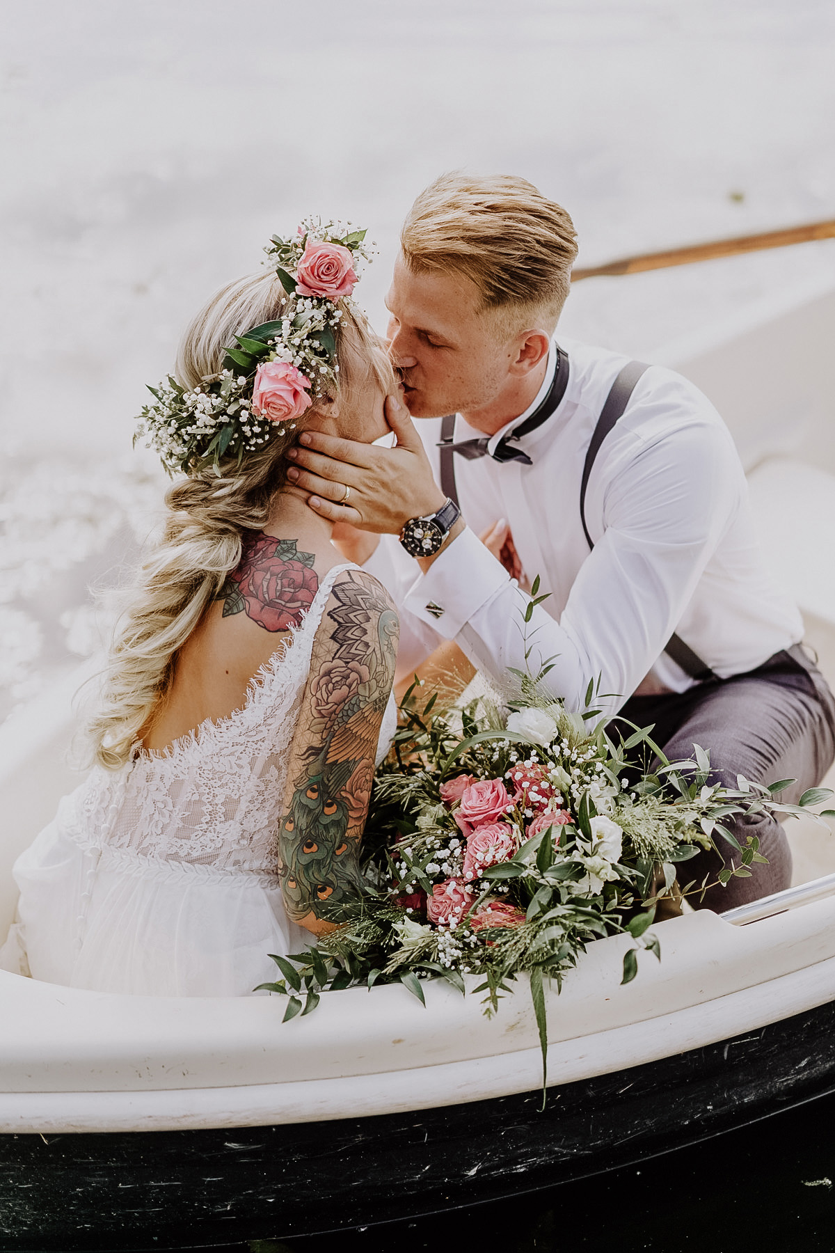 Idee Hochzeitsfoto Brautpaar Boot Hochzeitsfeier am Wasser Brandenburg Braut mit großem Brautstrauß und Blumenkranz aus rosa Rosen und moderner Brautfrisur loser Fischgrätzopf - Standesamt Hochzeit am Wasser in Seelodge von Hochzeitsfotograf Brandenburg © www.hochzeitslicht.de #hochzeitslicht