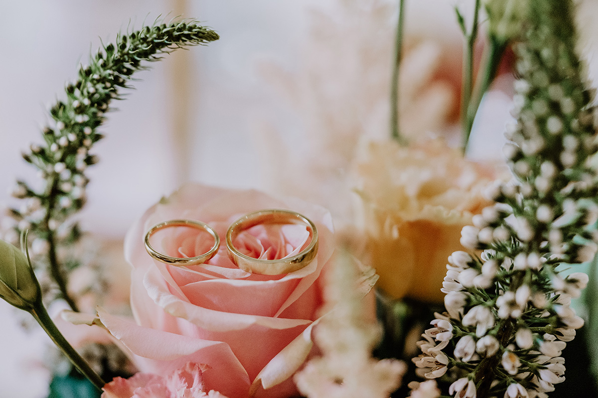 Hochzeitsfoto Eheringe schlicht aus Gold auf Boho Hochzeitsblumen - Standesamt Hochzeit am Wasser in Seelodge von Hochzeitsfotograf Brandenburg © www.hochzeitslicht.de #hochzeitslicht