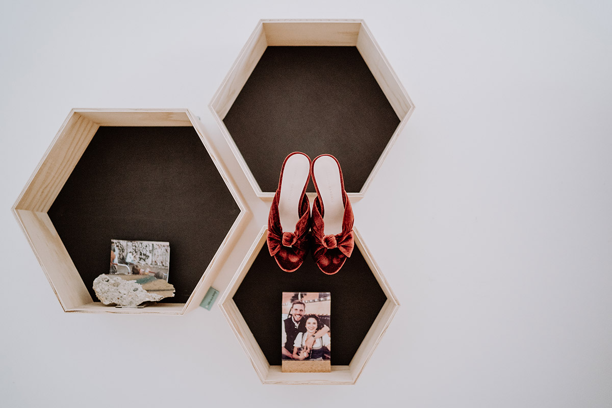 Idee Hochzeitsfoto Brautschuhe - Hochzeit Berlin Friedrichshain in Hochzeitslocation Old Smithy's Dizzle von Boho Hochzeitsfotograf © www.hochzeitslicht.de #hochzeitslicht