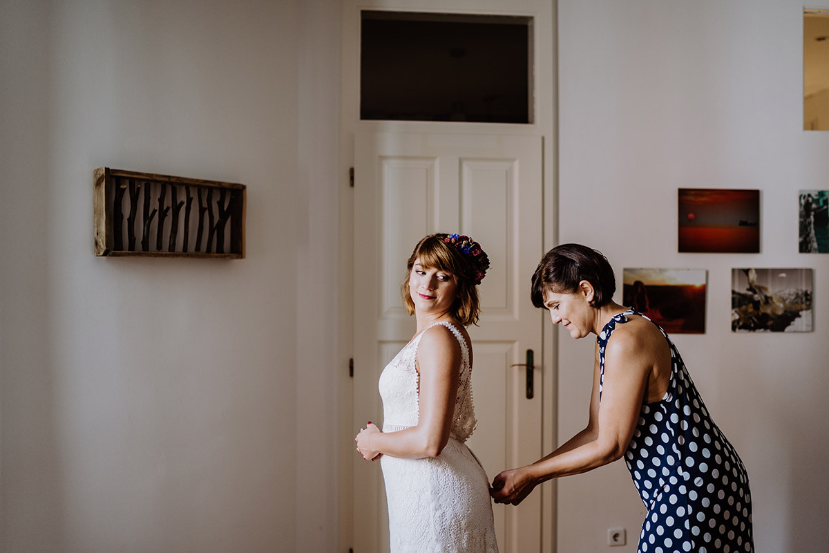 Idee Hochzeitsfoto Braut mit Mutter Anziehen Brautkleid - Hochzeit Berlin Friedrichshain in Hochzeitslocation Old Smithy's Dizzle von Boho Hochzeitsfotograf © www.hochzeitslicht.de #hochzeitslicht
