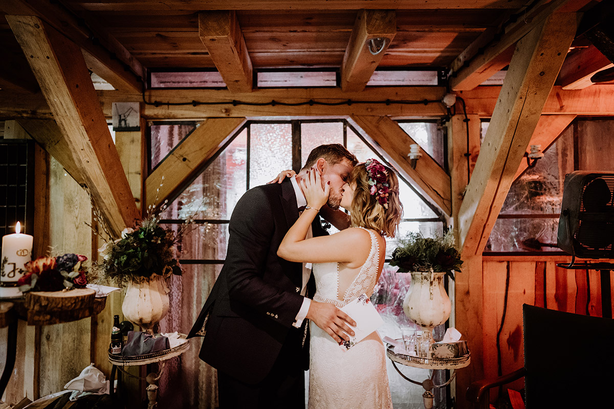 Foto Hochzeit Kuss Brautpaar freie Trauung - Hochzeit Berlin Friedrichshain in Hochzeitslocation Old Smithy's Dizzle von Boho Hochzeitsfotograf © www.hochzeitslicht.de #hochzeitslicht