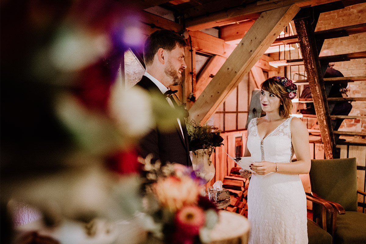 authentische Hochzeitsfotografie Trauversprechen freie Trauung - Hochzeit Berlin Friedrichshain in Hochzeitslocation Old Smithy's Dizzle von Boho Hochzeitsfotograf © www.hochzeitslicht.de #hochzeitslicht