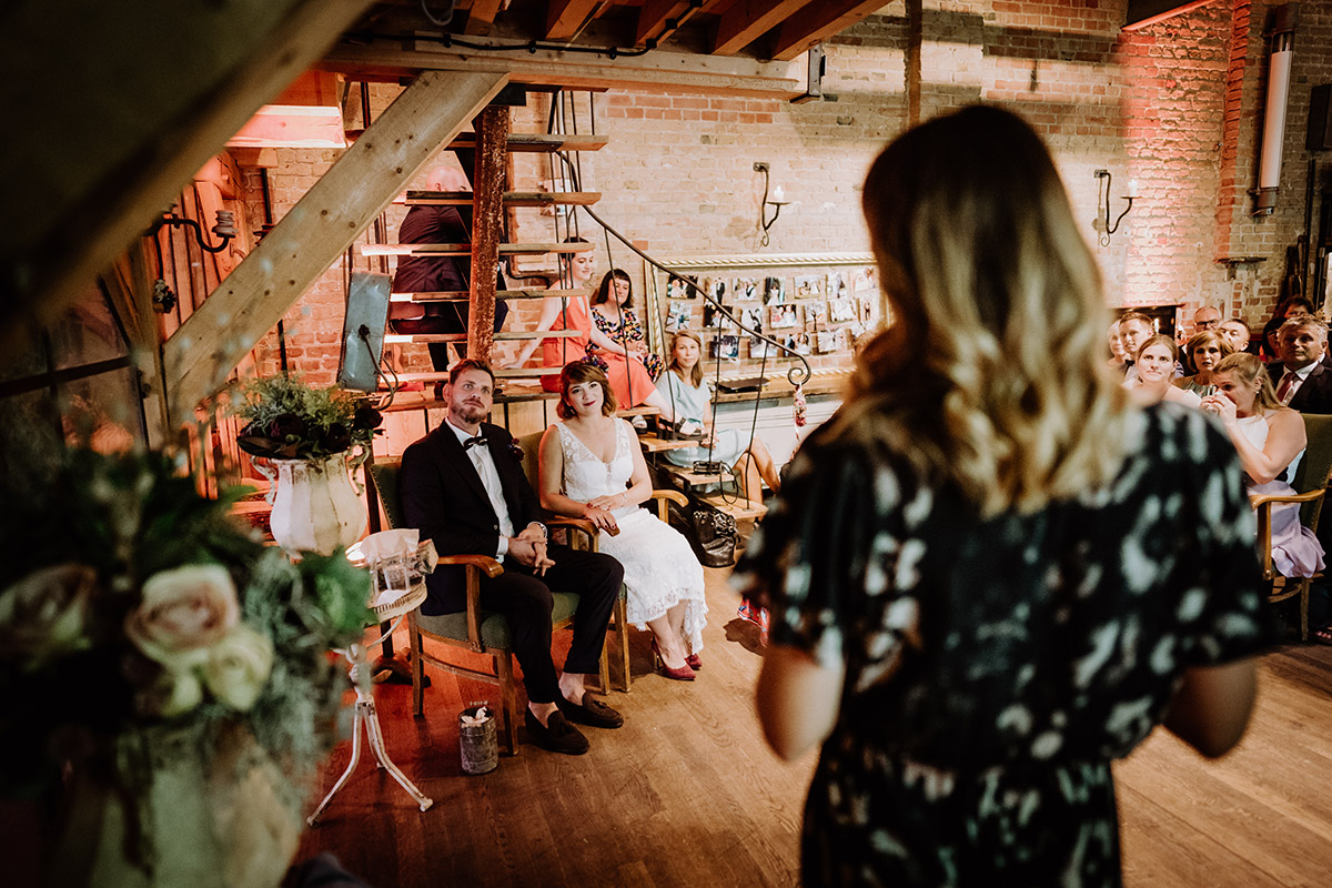 natürliche Hochzeitsfotos freie Trauung Berlin - Hochzeit Berlin Friedrichshain in Hochzeitslocation Old Smithy's Dizzle von Boho Hochzeitsfotograf © www.hochzeitslicht.de #hochzeitslicht