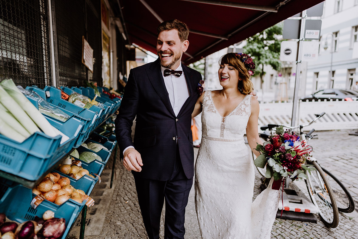 natürliche Hochzeitsfotos Brautpaar Berlin - Hochzeit Berlin Friedrichshain in Hochzeitslocation Old Smithy's Dizzle von Boho Hochzeitsfotograf © www.hochzeitslicht.de #hochzeitslicht