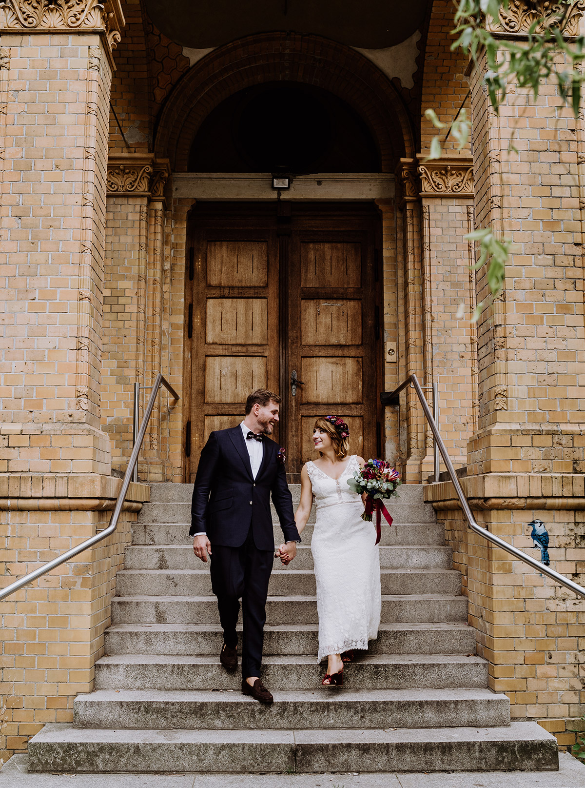 Brautpaarshooting Idee Posing Hochzeitspaar läuft Hand in Hand Treppe hinunter - Hochzeit Berlin Friedrichshain in Hochzeitslocation Old Smithy's Dizzle von Boho Hochzeitsfotograf © www.hochzeitslicht.de #hochzeitslicht