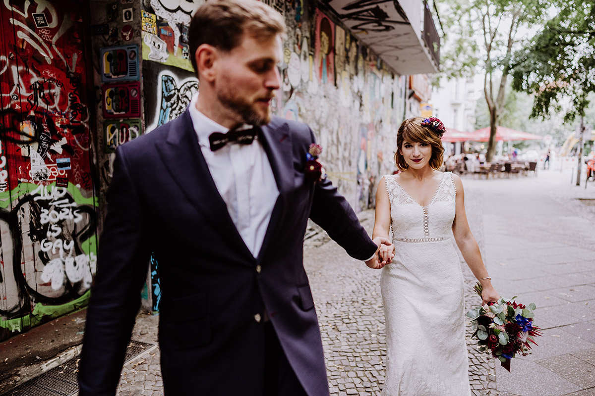 Idee Pose modernes Brautpaarfoto Brautpaar hintereinander Hand in Hand - Hochzeit Berlin Friedrichshain in Hochzeitslocation Old Smithy's Dizzle von Boho Hochzeitsfotograf © www.hochzeitslicht.de #hochzeitslicht