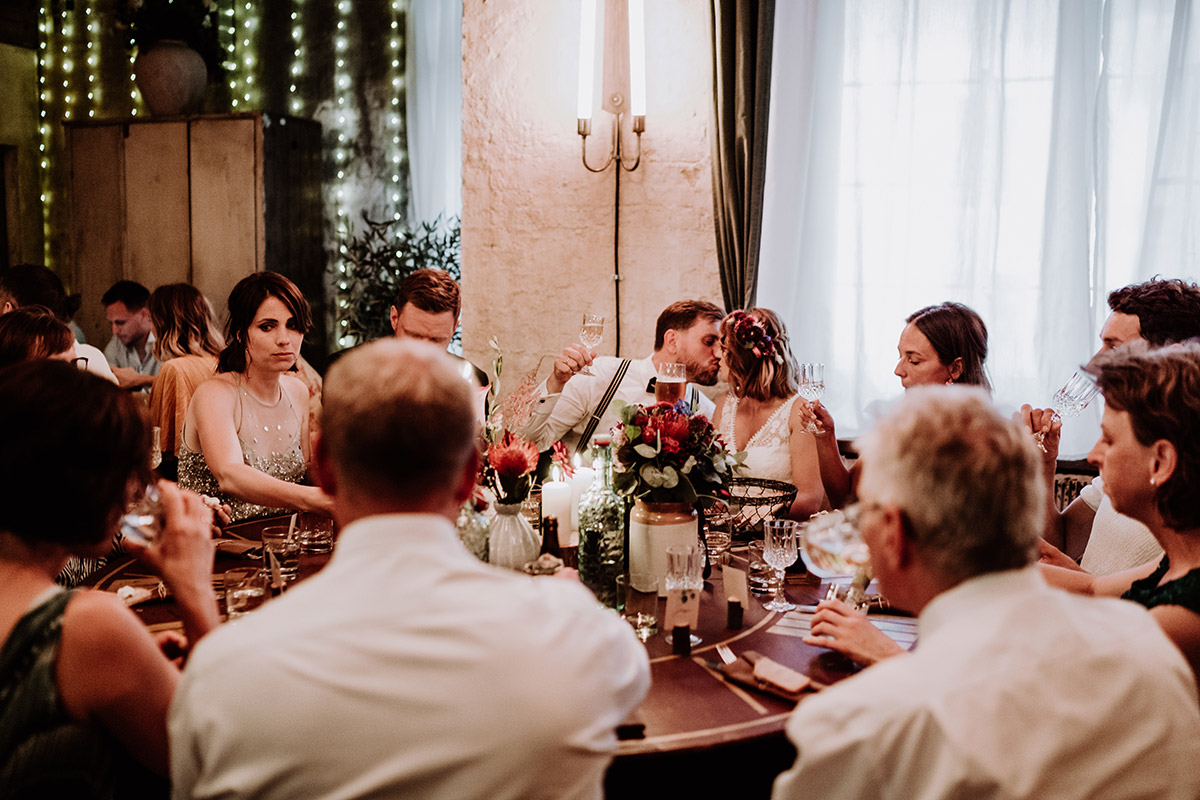 ungestellte Hochzeitsfotos bei Hochzeitsfeier - Hochzeit Berlin Friedrichshain in Hochzeitslocation Old Smithy's Dizzle von Boho Hochzeitsfotograf © www.hochzeitslicht.de #hochzeitslicht