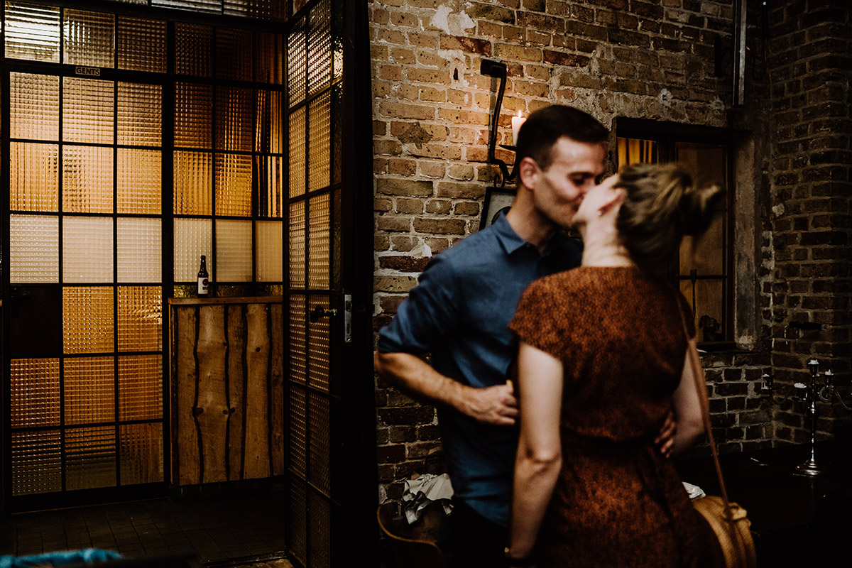 Momentaufnahmen Hochzeit - Hochzeit Berlin Friedrichshain in Hochzeitslocation Old Smithy's Dizzle von Boho Hochzeitsfotograf © www.hochzeitslicht.de #hochzeitslicht