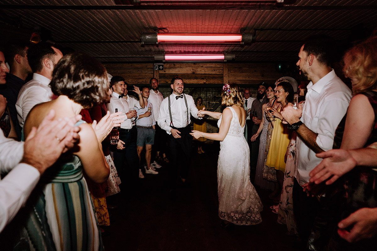 Hochzeitsfoto Eröffnungstanz Brautpaar - Hochzeit Berlin Friedrichshain in Hochzeitslocation Old Smithy's Dizzle von Boho Hochzeitsfotograf © www.hochzeitslicht.de #hochzeitslicht
