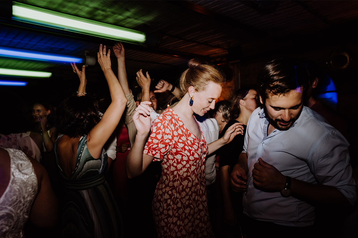 Foto tanzende Gäste Hochzeitsparty - Hochzeit Berlin Friedrichshain in Hochzeitslocation Old Smithy's Dizzle von Boho Hochzeitsfotograf © www.hochzeitslicht.de #hochzeitslicht