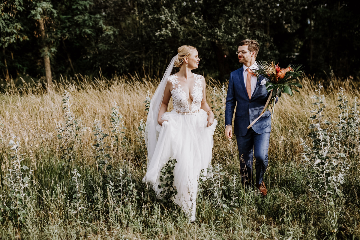 Brautpaarshooting Ideen in der Natur - Hochzeitsfotos tropische Hochzeit in der Biosphäre Potsdam von Hochzeitsfotograf Berlin © www.hochzeitslicht.de #hochzeitslicht