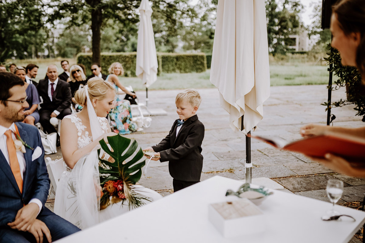 ungestellte Hochzeitsmomente freie Trauung - Hochzeitsfotos tropische Hochzeit in der Biosphäre Potsdam von Hochzeitsfotograf Berlin © www.hochzeitslicht.de #hochzeitslicht