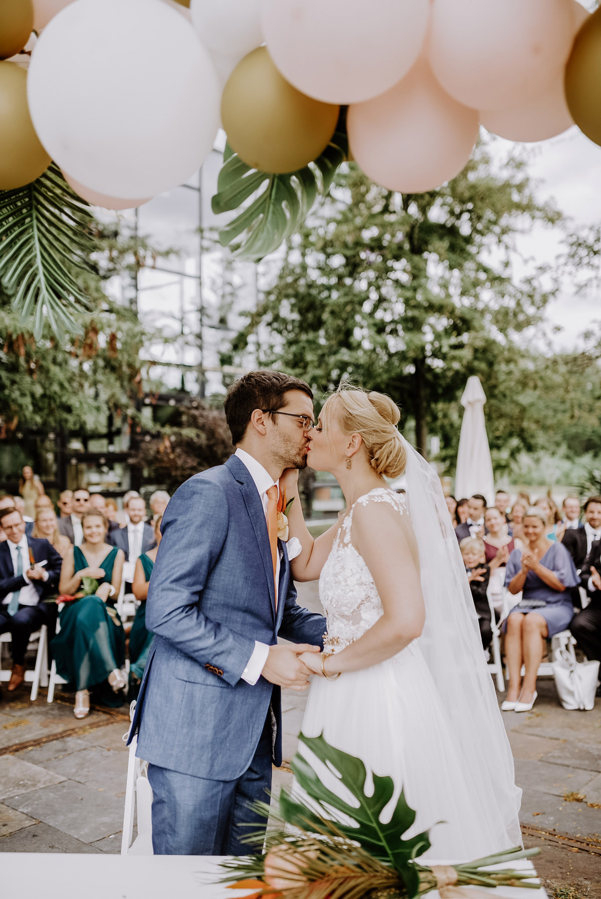 Idee Trauung Mottohochzeit tropische Hochzeit Tropical Wedding Sommerhochzeit tropische Hochzeitsblumen Monstera Palmen - Hochzeitsfotos tropische Hochzeit in der Biosphäre Potsdam von Hochzeitsfotograf Berlin © www.hochzeitslicht.de #hochzeitslicht